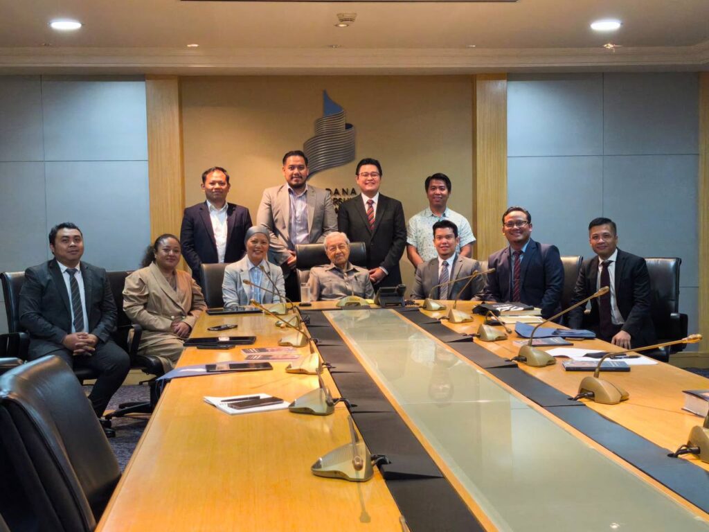 Mr. Muhammad Azmi Bin Mohd Amin of MATA Malaysia meeting Tun Dr. Mahathir Mohamad at the Perdana Leadership Foundation for leadership discussions.