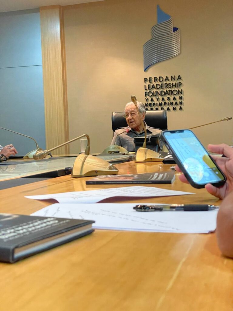 Mr. Muhammad Azmi Bin Mohd Amin of MATA Malaysia in discussion with Tun Dr. Mahathir Mohamad at the Perdana Leadership Foundation.