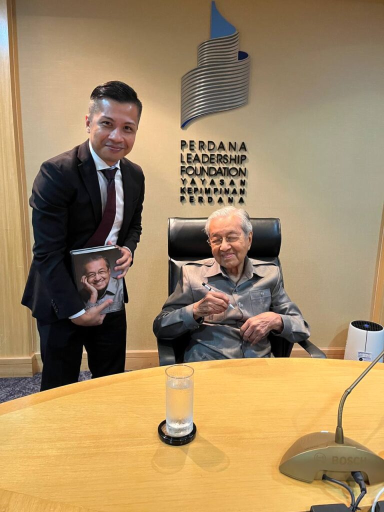 Mr. Muhammad Azmi Bin Mohd Amin from MATA Malaysia meeting Tun Dr. Mahathir Mohamad at the Perdana Leadership Foundation.
